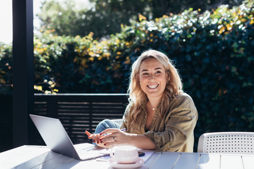 Woman,Sitting,Outside,On,Laptop,Feedback,On,Varicose,Veins,Procedure.